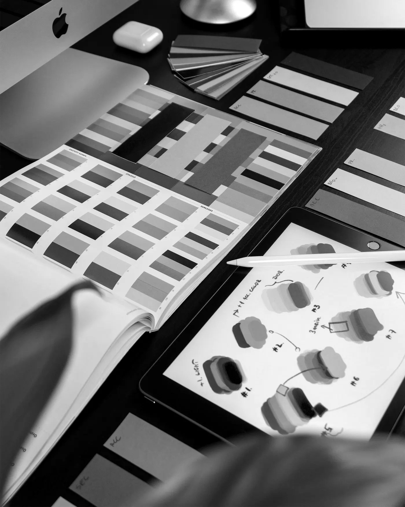 Muestras de color e identidad de marca sobre una mesa