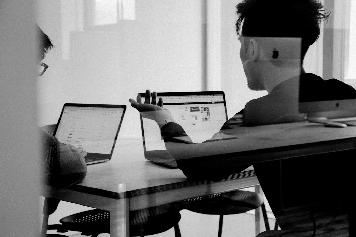 Persona trabajando concentrada frente a su computadora