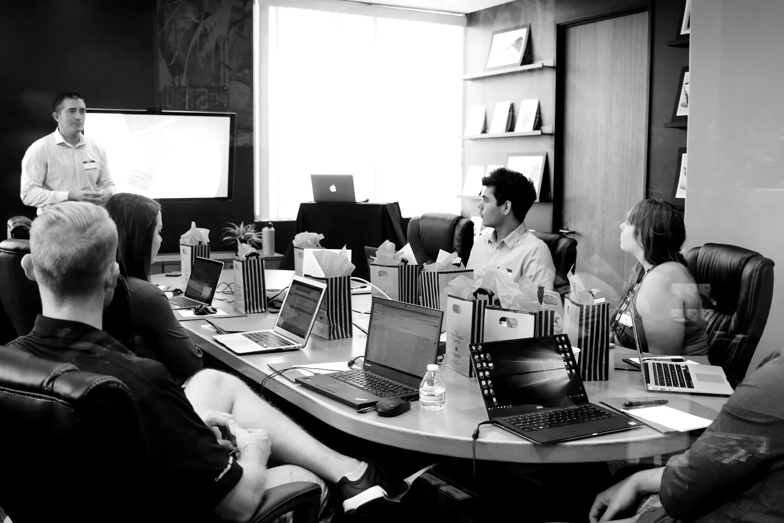 Reunión de equipo en una sala de trabajo