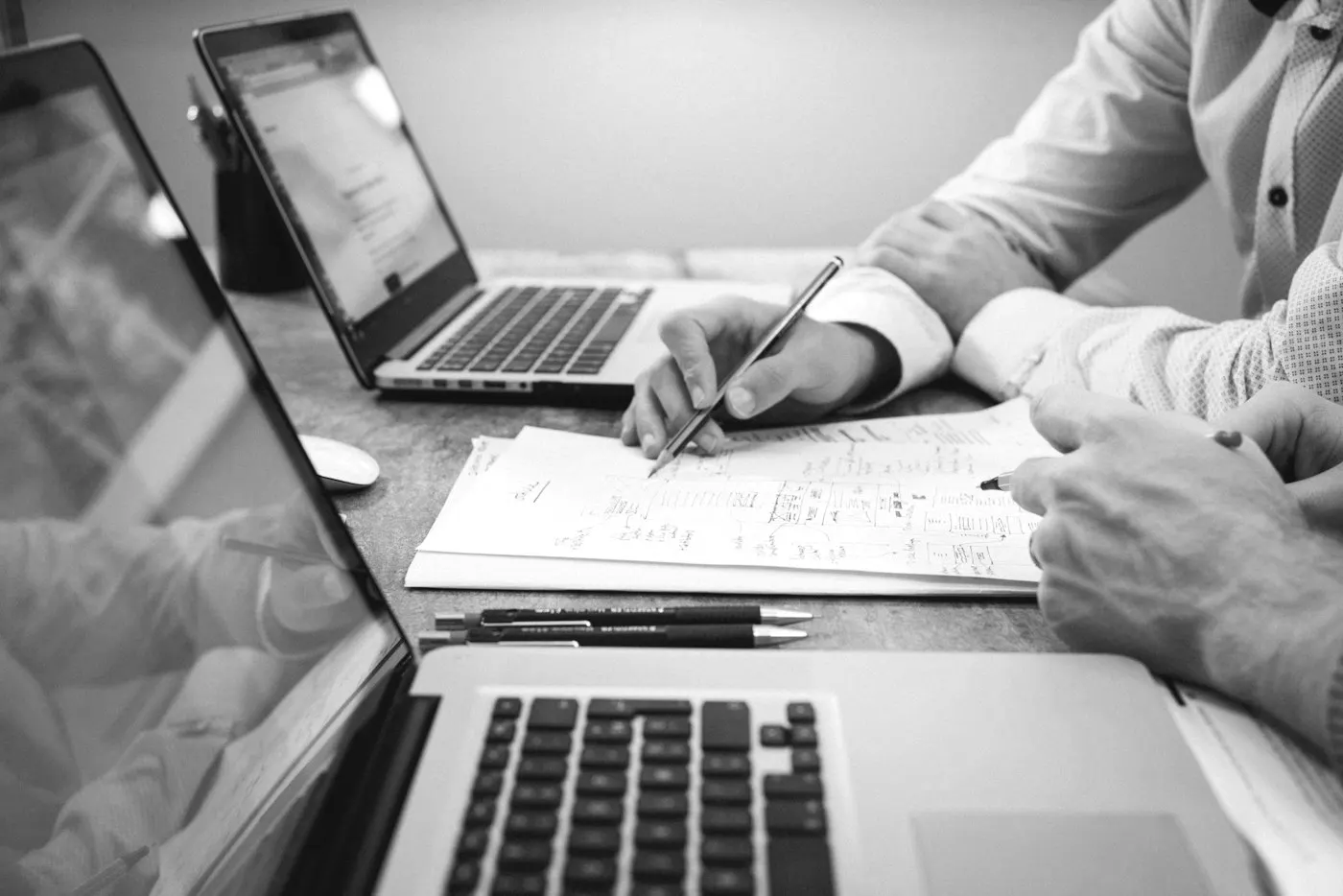 Revisión de documentos y computadora en una mesa de trabajo